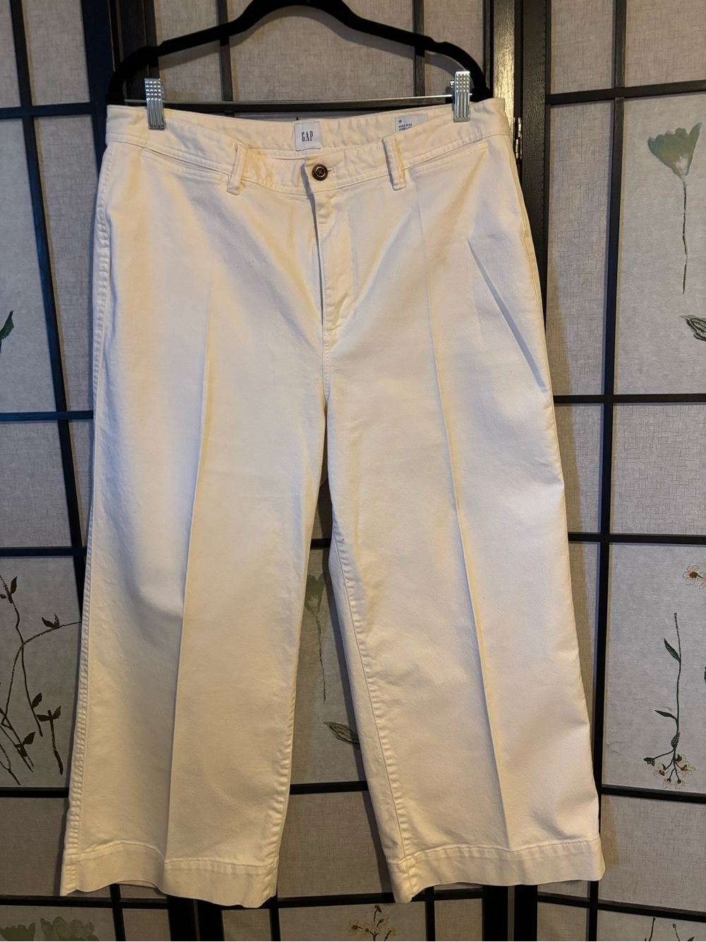 GAP Women’s Cream Pleated Denim Cropped Chinos